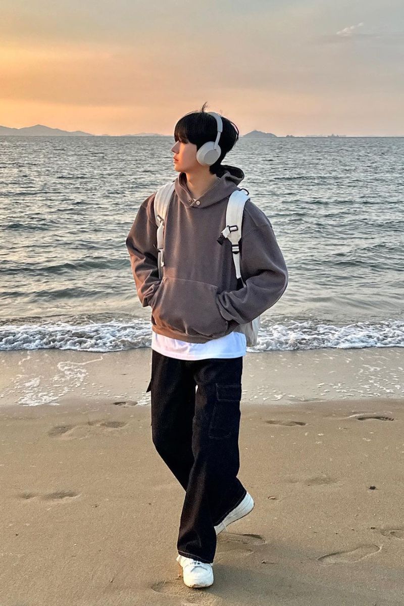 Quần jean ống rộng phối hoodie trẻ trung và năng động