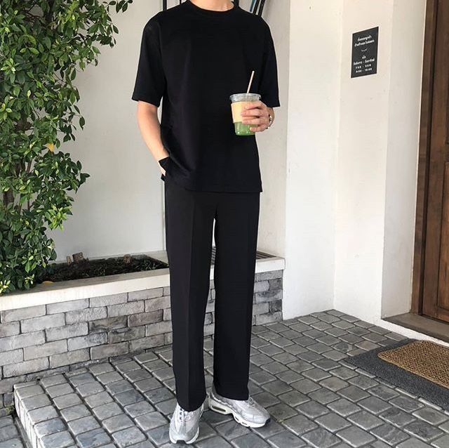 Phong cách smart-casual: Áo thun, quần tây và sneaker
