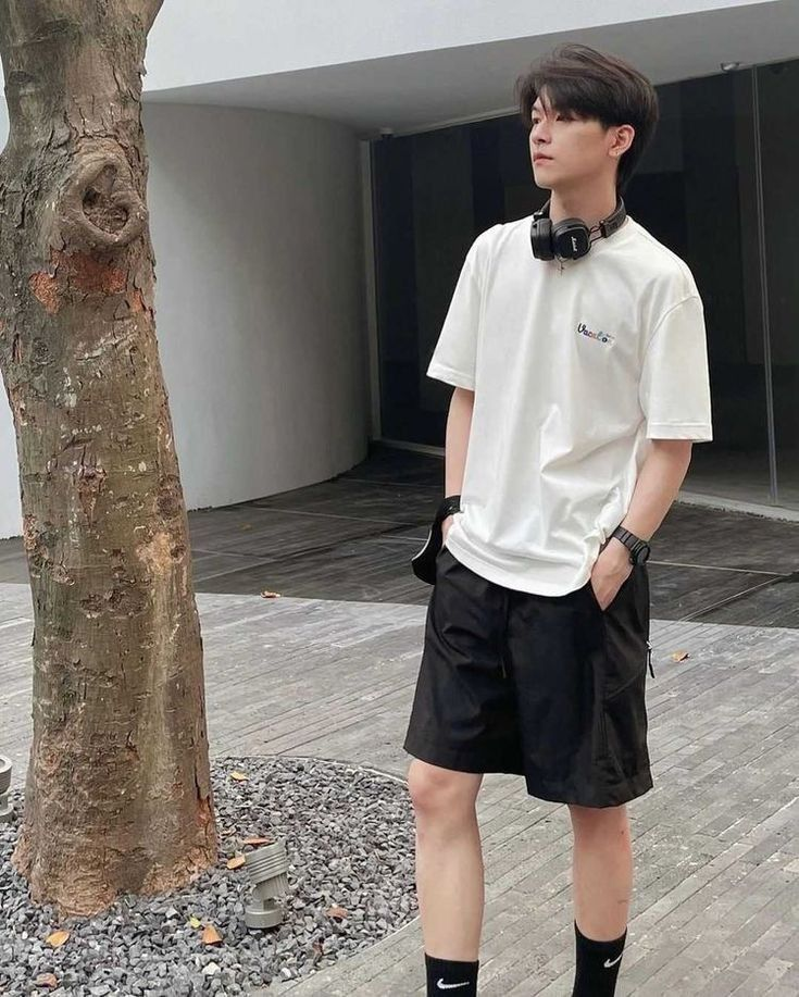 Trẻ trung ngày hè với áo thun và quần short