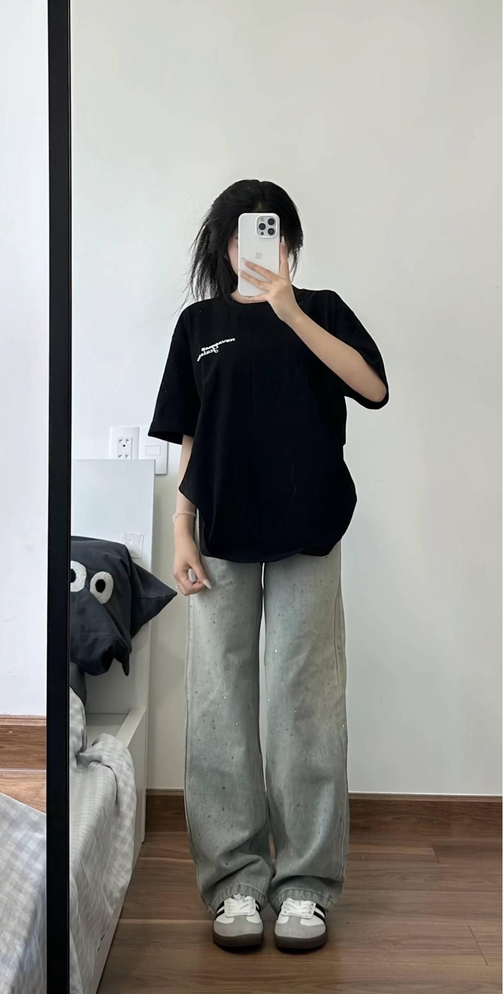 Năng động với áo thun và quần jeans