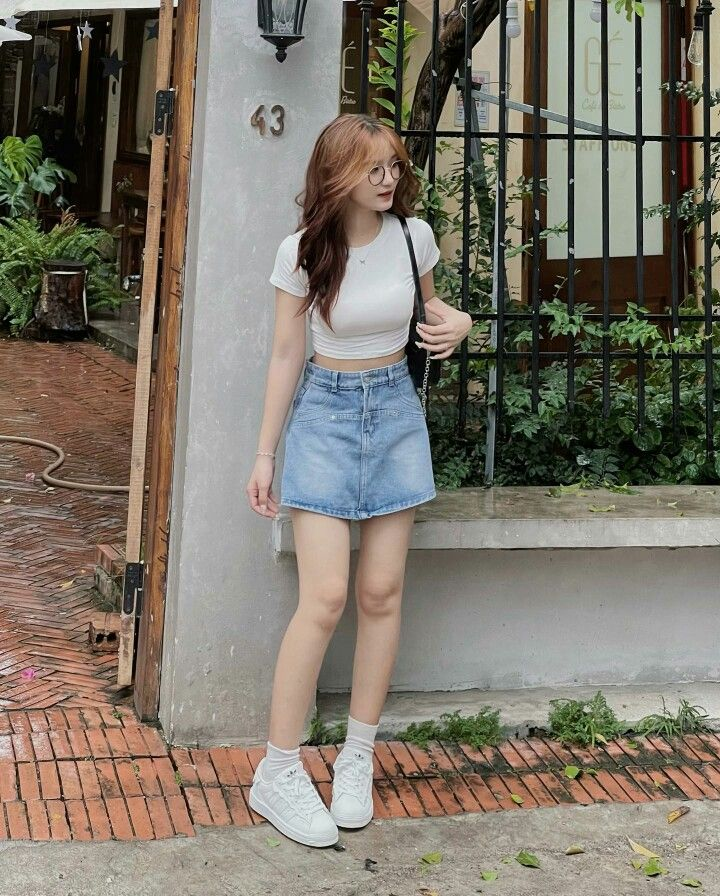 Nữ tính, dịu dàng khi mix áo thun và chân váy