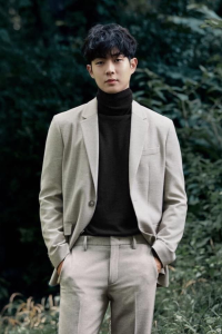Áo len cổ lọ nam màu đen phối blazer, phong cách trí thức cổ điển thập niên 60s