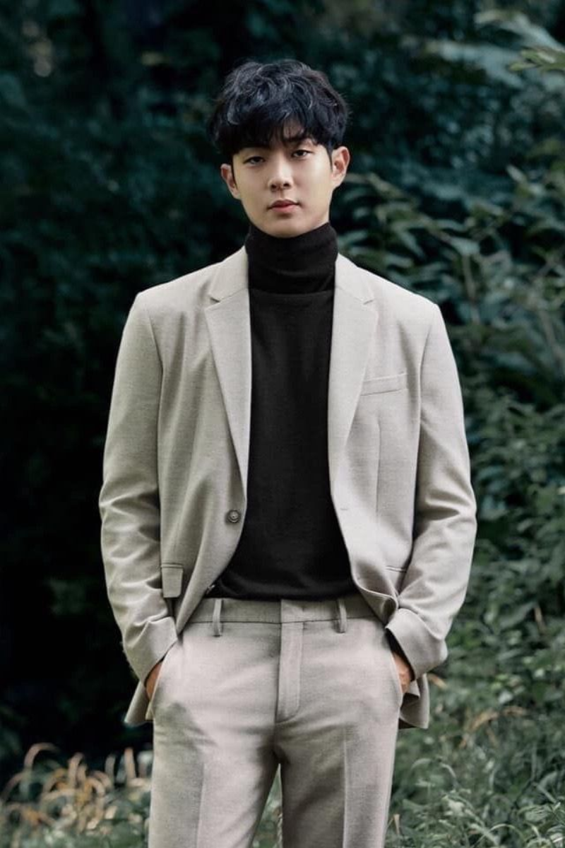 Áo len cổ lọ nam màu đen phối blazer, phong cách trí thức cổ điển thập niên 60s