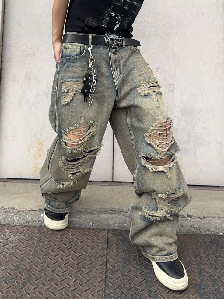 Một người mẫu mặc trang phục theo phong cách grunge với quần rách