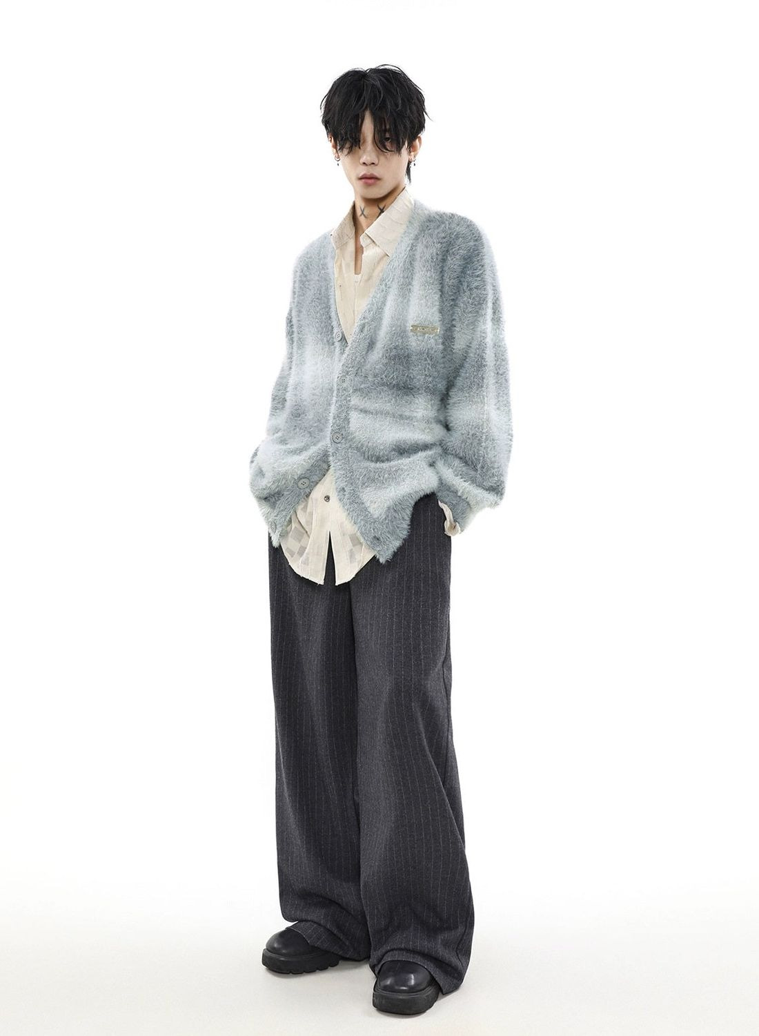 Grunge Mùa Đông: Áo Len Oversized + Quần Jean + Mũ Beanie