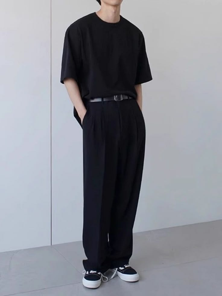 phong cách grunge style mặc áo thun đen và quần tây đen