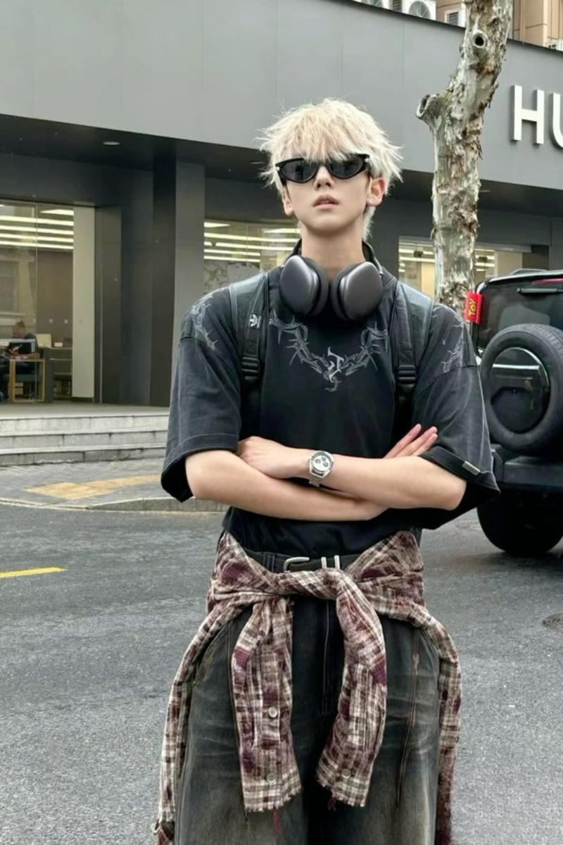 Kính mát đen kiểu cổ điển, biểu tượng của sự ngầu và bí ẩn trong phong cách Rock-Chic nam giới
