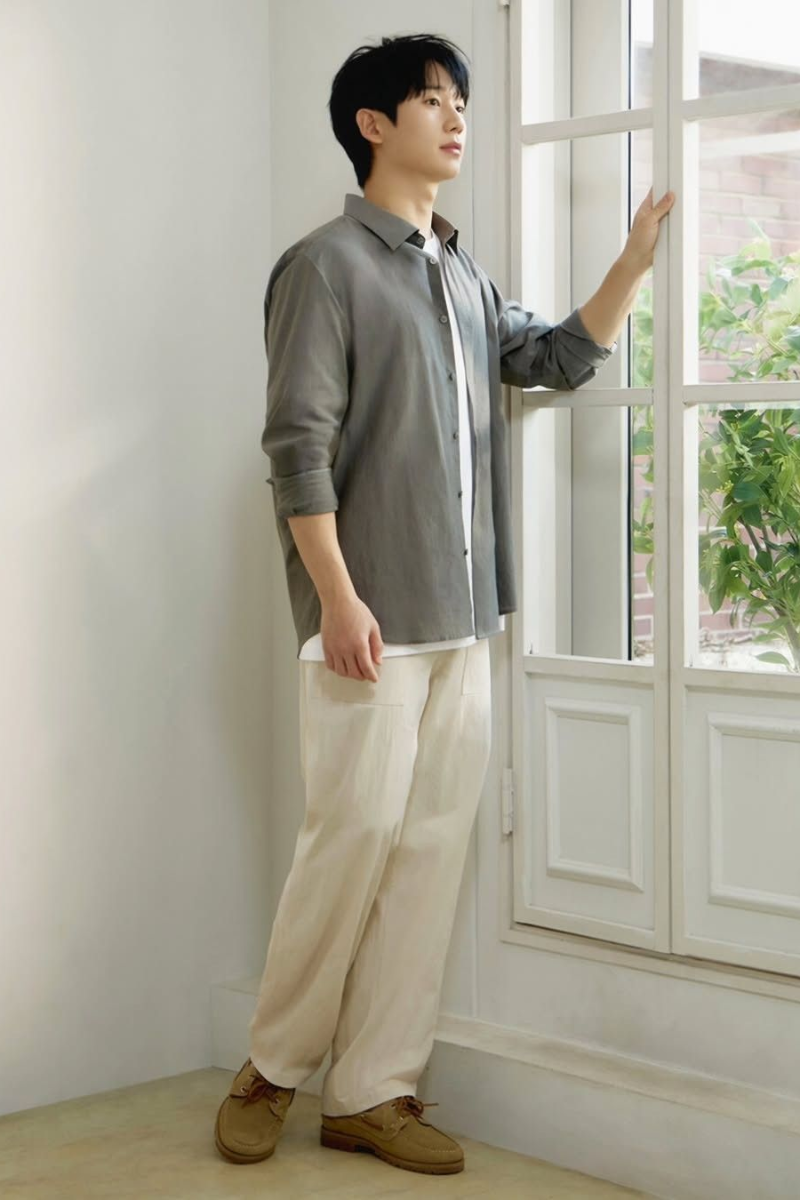 Quần chinos là nền tảng casual chủ lực, mang lại sự đứng dáng cần thiết mà vẫn thoải mái hơn quần âu
