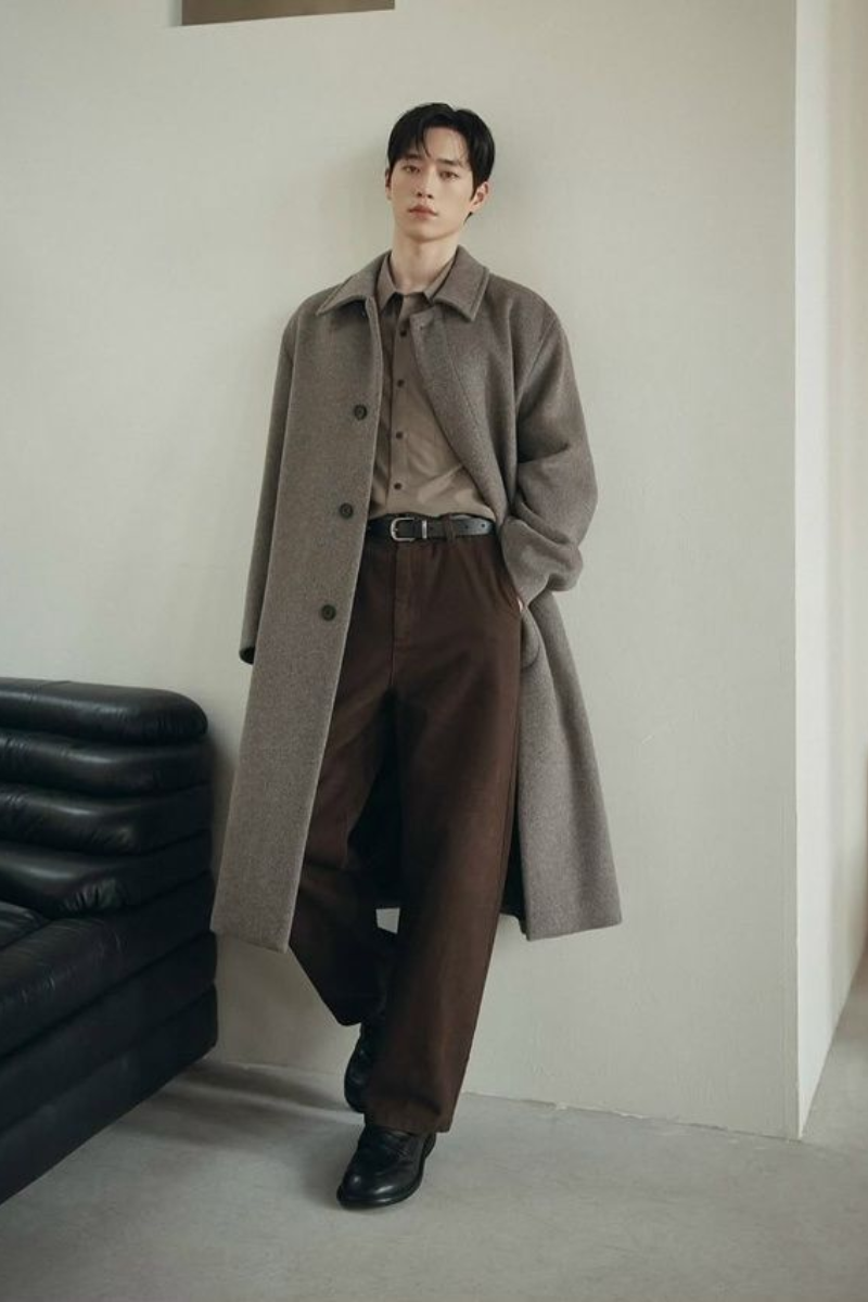 Áo overcoat dáng dài nam màu be phối vest và quần âu, phong cách vintage thanh lịch quý phái