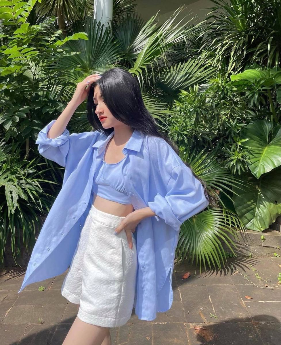 Áo xanh dương mặc với quần màu trắng