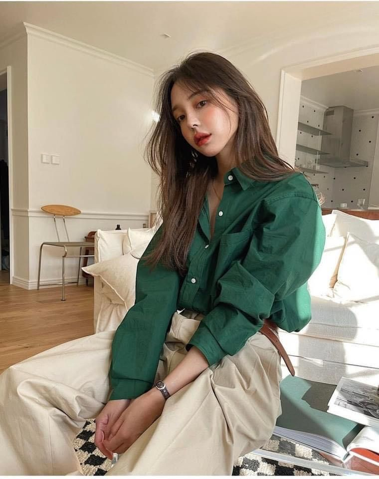 Áo xanh lá và quần Jean (Denim)