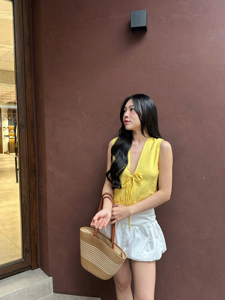 Phong cách Dạo phố (Năng động): Áo thun vàng + Chân váy nâu Phong cách Dạo phố (Năng động): Áo thun vàng + Chân váy nâu