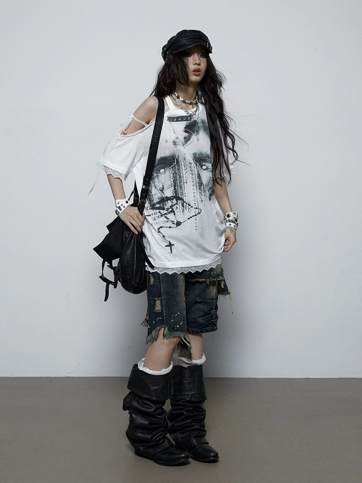 Cô gái mặc outfit phong cách Y2K với áo croptop baby tee và quần jean cạp trễ