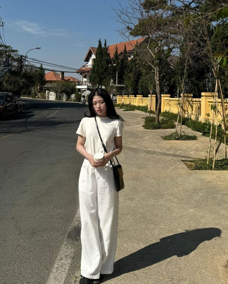 Quần ống rộng màu trắng phối với áo phông
