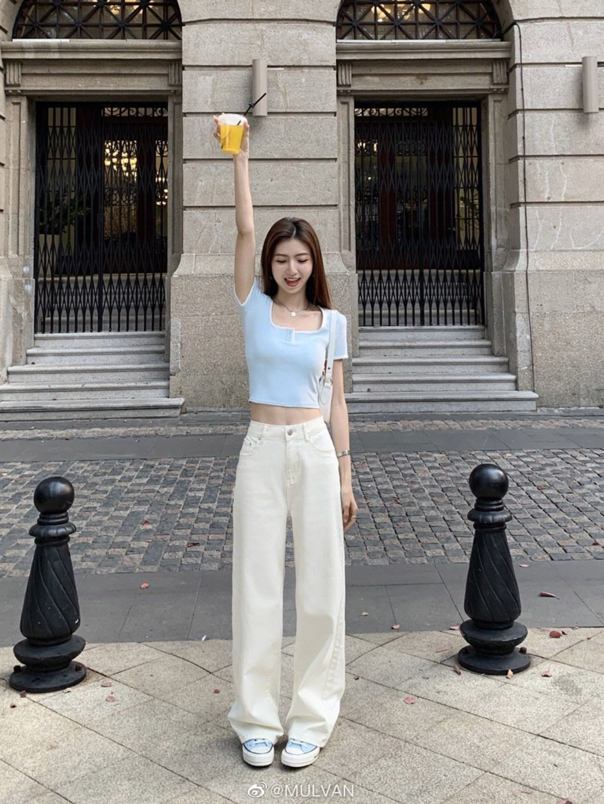 Quần ống rộng màu trắng Phối với Áo Croptop