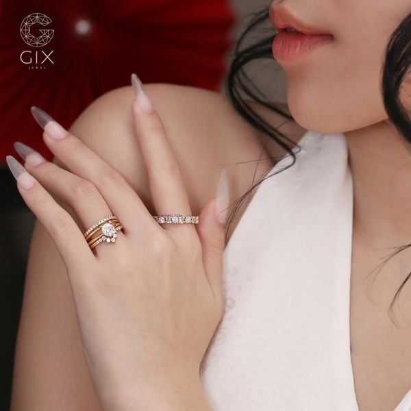 Đeo nhẫn ngón giữa tay phải nữ có ý nghĩa gì?