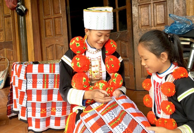 Thời trang thổ cẩm là gì? Đặc trưng của loại vải truyền thống
