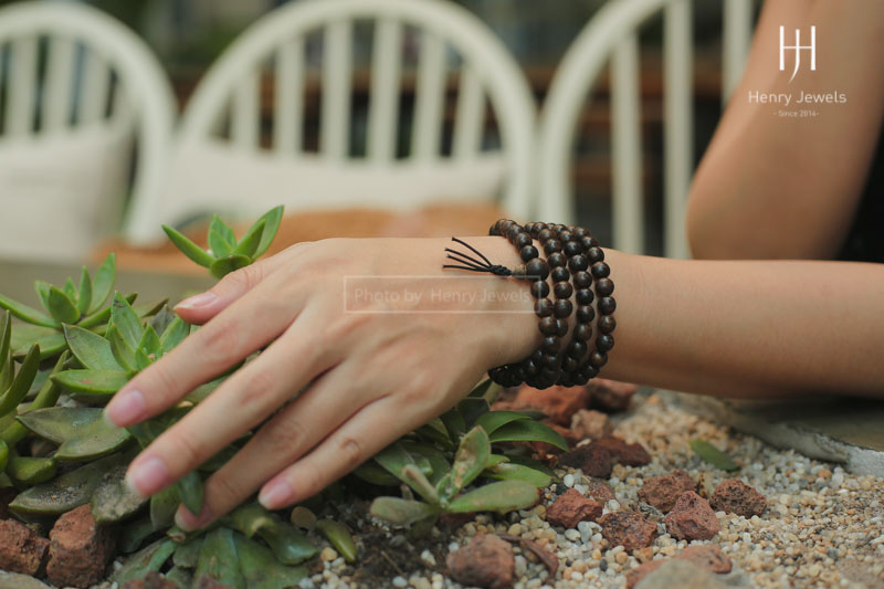 Vòng đeo tay trầm hương có tác dụng gì? Có nên đeo không?