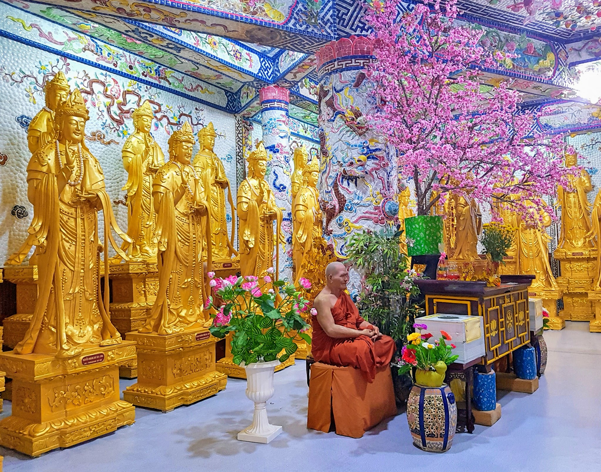 Chùa nào còn có tên gọi là chùa ve chai?