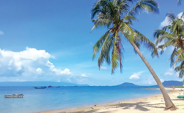 Đảo quốc nào ở Ấn Độ Dương nổi tiếng với bãi biển trắng và nước biển trong xanh?