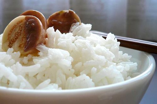 Loại sóng nào được sử dụng để nấu chín thức ăn trong lò vi sóng?