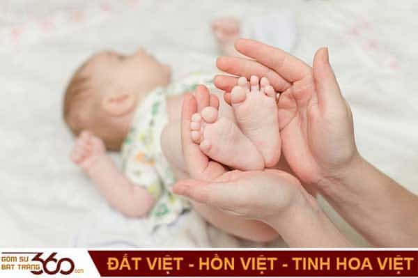 Nằm mơ thấy người phụ nữ đưa tiền cho mình là điềm gì?