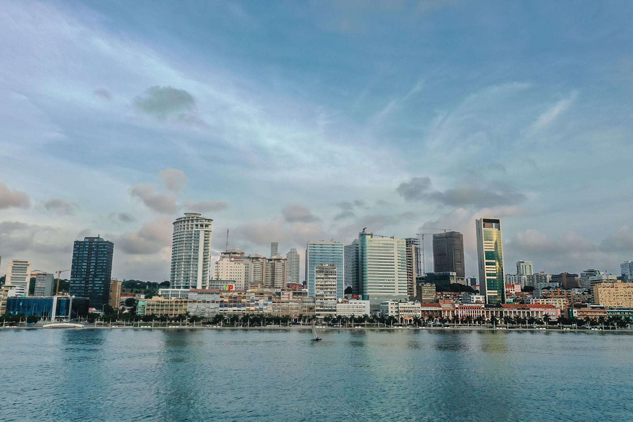 Thủ đô của nước nào nằm trên hai châu lục?