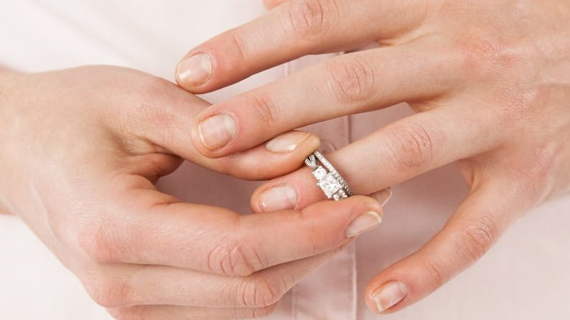 Trang sức hợp kim có bị đen không? Giải đáp chi tiết