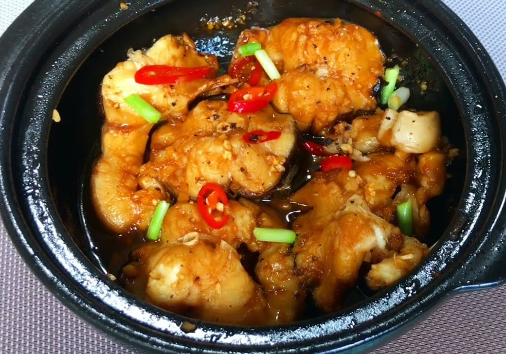 Cá lăng nướng than là món ăn đặc trưng của vùng nào sau đây?
