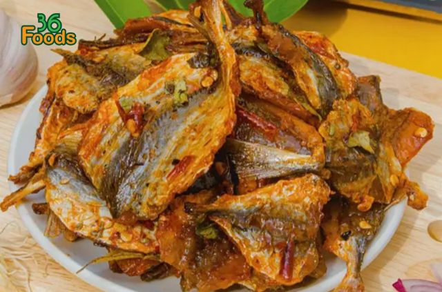 Loại gia vị nào giúp món cà ri truyền thống có màu vàng và vị hơi đắng?