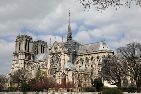 Tác phẩm “Nhà thờ Đức Bà Paris” là của ai?