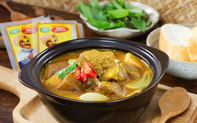 Loại gia vị nào giúp món cà ri truyền thống có màu vàng và vị hơi đắng?